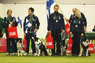 Suomen maxikoirien hopeajoukkue; kuva Ninja Kuivalainen