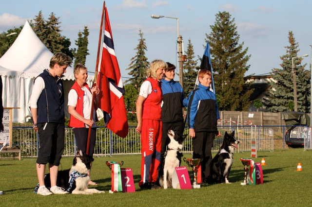 2. karsintapivn palkintojenjako, Christa & Kaaos ja Anne & Rika palkintopallilla.