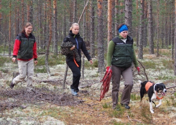 Hakuporukka tulossa piilolta.