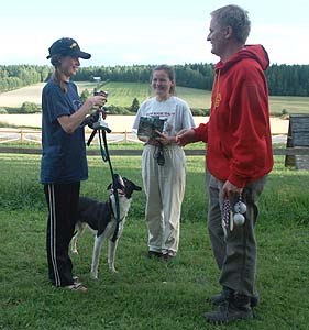 Katri ja Antti palkitsevat Annea ja Toivoa.