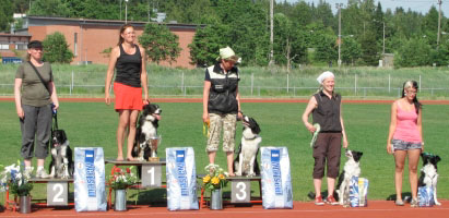 Viisi parasta SM-palkintopallilla sunnuntaina, kaikki T-koiria :).